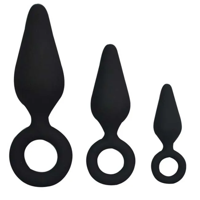 Naine silikoon, mis kannab anaalse tagumiku pistikutreenerikomplekti